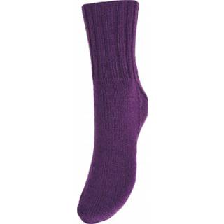 Järbo Junior Raggi 50g 68411 Plum purple Indhold: 75% Superwash uld, 25% polyamid Vægt/længde: 50 g = ca. 200 meter Anbefalede pinde: 3 mm Strikkefasthed: 10 x 10 cm = 27-28 m x 40 p Maskinvask, max 40°C / Tørres fladt.