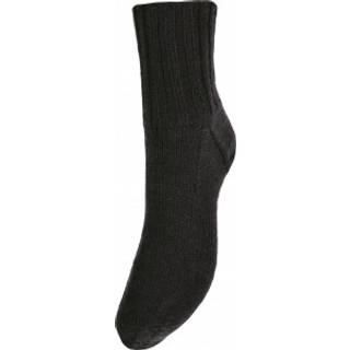 Järbo Junior Raggi 50g 68405 Black Indhold: 75% Superwash uld, 25% polyamid Vægt/længde: 50 g = ca. 200 meter Anbefalede pinde: 3 mm Strikkefasthed: 10 x 10 cm = 27-28 m x 40 p Maskinvask, max 40°C / Tørres fladt.
