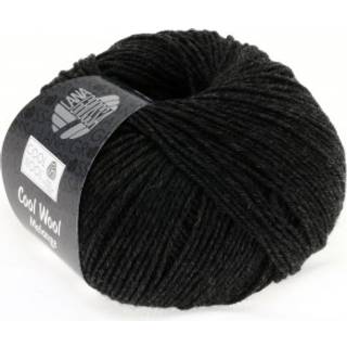 Lana Grossa Cool Wool 444 Antracit Indhold:100% ren ny, ekstrafin merinould Vægt/Længde:50 g = ca. 160 meter Anbefalede pinde: 3.00-3.50 mm Strikkefasthed:10 x 10 cm = 24 m x 34 p Vask:Finvask 30º/ Tørres fladt.