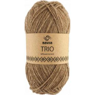 Navia Trio 35 Lysebrun Indhold: 100% Uld Vægt/Længde: 50 g = ca. 120 meter Anbefalede pinde: 4,5 mm Strikkefasthed: 10 cm = 19 masker Vaskes i hånden / Tåler ikke tørretumbling, tørres fladt..