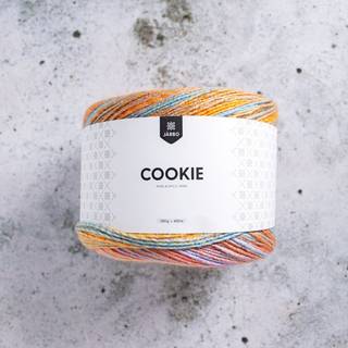 Järbo Cookie 200g 46226 Lozenge Indhold: 100% akryl Vægt/længde: 200 gram = ca. 600 meter Anbefalede pinde: 5.00 mm Strikkefasthed: 10 x 10 cm = 19 m x 27 p Anbefalet hæklenål: 5.00 mm Hæklefasthed: 10 x 10 cm = 15 fm x 18 r Vask: Maskinvask, max 40°C / Tørres fladt / Brug ikke skyllemiddel.