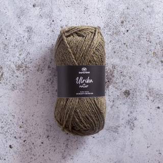 Svarta Fåret Ulrika Natur 07 linden nature Indhold: 100% uld Vægt/længde: 50 g = ca. 100 meter Anbefalede pinde: 4 mm Strikkefasthed: 10x10 cm = 20 masker 32 rækker Vaskes i hånden / Tørres fladt.