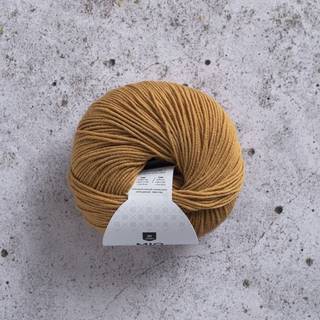 Jarbo Mio 30242 Guld Indhold: 100% Ekstra fin merinould, superwash-behandlet Vægt/løbelængde: 50 g = ca. 175 meter Anbefalede pinde: 3 mm Strikkefasthed: 10x10 cm = 27-28 m x 36-37 p Maskinvask 30°C / Tåler ikke tørretumbler / Tørres fladt..