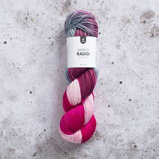 Järbo Merino Raggi 100g 10 Cherry red and soft rose Indhold: 75% Merinould, 25% Polyamid Vægt/længde: 100 g = ca. 278 meter Anbefalede pinde: 3.00 mm Strikkefasthed: 10 x 10 cm = 25 m x 34 p Kan vaskes i maskinen, finvask 30ºC, uden skyllemiddel / Tørres fladt.
