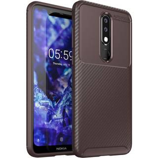 Nokia 5.1 Plus beskyttelsesetui i silikone med carbon tekstur - Brun