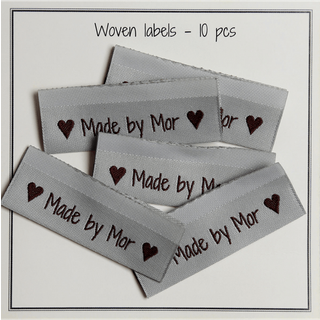 Go Handmade Vævede labels, Made by Mor, 50 x 11,5 mm, 10 stk Indeholder 10 stk Materiale: vævet stof Længde: 50 mm Bredde: 11,5 mm.