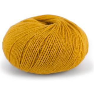 Du Store Alpakka Wool 511 Majsgul Indhold: 60% fineste alpaca, 40% uld Vægt/længde: 50 g = ca. 166 meter Anbefalede pinde: 3 mm Strikkefasthed: 10 cm = 27 m Vaskeanvisning:Håndvask ved 30grader. Vendes med vrangen udad før vask. Brug vaskepose. Brug vaskemiddel til uld/silke- gerne økologisk. Brug ikke skyldemiddel. Tørres fladt.