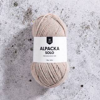Järbo Alpacka Solo 39 Candy floss Indhold:100% Alpaka-uld Vægt/længde: 50g = ca. 167 meter Anbefalede pinde: 3,5 mm Strikkefasthed: 10 cm x 10 cm = 24 m x 31 v Vaskes i hånden, lunkent vand / Tørres fladt.