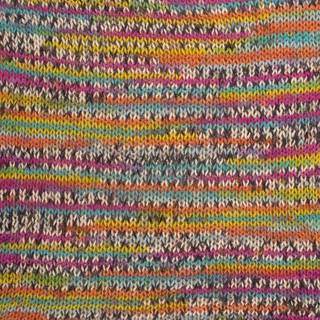 DROPS Fabel Print 920 Fantasy land Indhold: 75% Uld, 25% Polyamid Garngruppe: A (23 - 26 masker) / 4 ply / fingering Vægt/længde: 50 gram = ca. 205 meter Anbefalede pinde: 3 mm Strikkefasthed: 10 x 10 cm = 24 m x 32 p Finvask eller Uldvask 40ºC / Brug aldrig skyllemiddel / Tørres fladt.