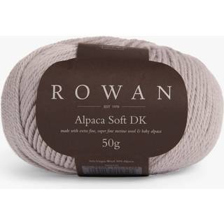 Rowan Alpaca Soft DK 231 Silver Indhold: 70% Ren, ny uld, 30% Alpaca Vægt/længde: 50 gram = ca. 125 meter Anbefalede pinde: 4,00 mm Strikkefasthed: 10 x 10 cm = 22 m x 30 p Vaskes i hånden / Tåler ikke tørretumbler / Tørres flat.