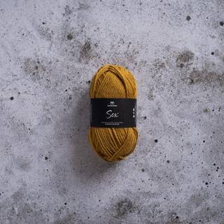 Svarta Fåret Sox 50 g 234 Sennepsgul Indhold: 70% uld, 30% polyamid Vægt/længde: 50 g = ca. 80 meter Anbefalede pinde: 5.5 mm Strikkefasthed: 10 cm = 16 m Vask:Maskinvask 40 ºC.