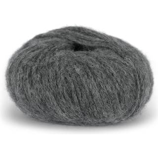 Du Store Alpakka Pus 4010 Koksgrå Indhold: 70% baby alpakka, 17% akryl, 13% polyamid Vægt/længde: 50 g = ca. 100 meter Strikkefasthed: 10 cm = 12 m Anbefalede pinde: 9.00 mm Vask: Maskinvask 30 °C / Tåler ikke tørretumbling / Tørres fladt.