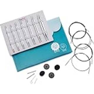 KnitPro Nova Cubics Udskiftelige Rundpindesæt Deluxe Materiale: Forkromet messing Typer: Udskiftbare rundpinde Størrelser: 4.00, 4.50, 5.00, 5.50, 6.00, 7.00 og 8.00 mm Pindelængde: 13 cm Andet indhold: 4 swivel-kabler: 60 cm, 80 cm x2 og 100 cm 8 Stoppere 4 Strammenøgler 1 sæt kabelovergange Turkisblåt stofetui.
