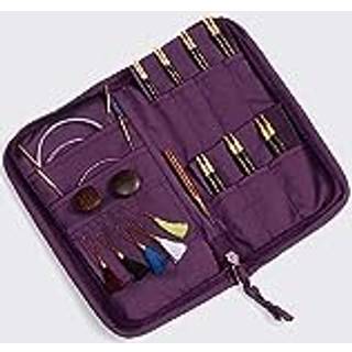 Lantern Moon Bliss Udskiftbare Rundpindesæt (10 cm) Materiale:Ibenholt-træ med 24K forgyldte forbindelser Type:Udskiftbare rundpinde Størrelser: 3.0, 3.5, 4.0, 4.5, 5.0, 5.5 & 6.0mm Pindelængde:10 cm Tilbehør:2 kabler (40 cm, 50 cm), 4 træstoppere, 2 strammenøgler og 5 maskemarkører.