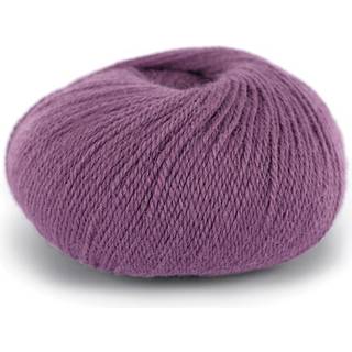 Du Store Alpakka Wool 540 Syren Indhold: 60% fineste alpaca, 40% uld Vægt/længde: 50 g = ca. 166 meter Anbefalede pinde: 3 mm Strikkefasthed: 10 cm = 27 m Vaskeanvisning:Håndvask ved 30grader. Vendes med vrangen udad før vask. Brug vaskepose. Brug vaskemiddel til uld/silke- gerne økologisk. Brug ikke skyldemiddel. Tørres fladt.