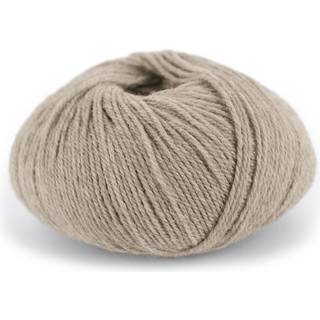Du Store Alpakka Wool 505 Lys beige meleret Indhold: 60% fineste alpaca, 40% uld Vægt/længde: 50 g = ca. 166 meter Anbefalede pinde: 3 mm Strikkefasthed: 10 cm = 27 m Vaskeanvisning:Håndvask ved 30grader. Vendes med vrangen udad før vask. Brug vaskepose. Brug vaskemiddel til uld/silke- gerne økologisk. Brug ikke skyldemiddel. Tørres fladt.