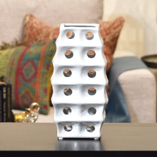 Urban Trends Collection 50576 Stor keramisk firkantet uregelmæssig vase med rundudskæring og lagdelt kropsdesign , Poleret krom finish - Hvid