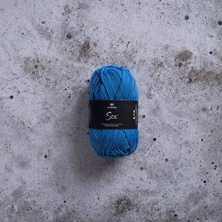 Svarta Fåret Sox 50 g 271 Livlig blå Indhold: 70% uld, 30% polyamid Vægt/længde: 50 g = ca. 80 meter Anbefalede pinde: 5.5 mm Strikkefasthed: 10 cm = 16 m Vask:Maskinvask 40 ºC.