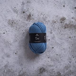 Svarta Fåret Sox 50 g 268 Luftig blå Indhold: 70% uld, 30% polyamid Vægt/længde: 50 g = ca. 80 meter Anbefalede pinde: 5.5 mm Strikkefasthed: 10 cm = 16 m Vask:Maskinvask 40 ºC.