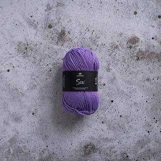 Svarta Fåret Sox 50 g 261 Perfekt lilla Indhold: 70% uld, 30% polyamid Vægt/længde: 50 g = ca. 80 meter Anbefalede pinde: 5.5 mm Strikkefasthed: 10 cm = 16 m Vask:Maskinvask 40 ºC.