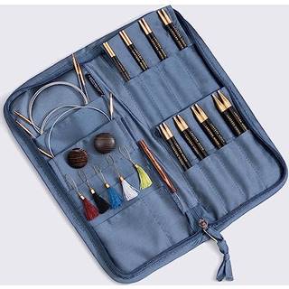 Lantern Moon Glory Udskiftbare Rundpindesæt (13 cm) Materiale:Ibenholt-træ med 24K forgyldte forbindelser Type:Udskiftbare rundpinde Størrelser:3.0, 3.5, 4.0, 4.5, 5.0, 5.5, 6.0 og 8.0 mm Pindelængde:13cm Tilbehør:3 kabler (60 cm, 80 cm, 100 cm), 4 træstoppere, 2 strammenøgler og 5 maskemarkører.