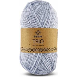 Navia Trio 377 Artic Ice Indhold: 100% Uld Vægt/Længde: 50 g = ca. 120 meter Anbefalede pinde: 4,5 mm Strikkefasthed: 10 cm = 19 masker Vaskes i hånden / Tåler ikke tørretumbling, tørres fladt..