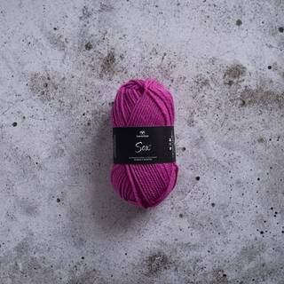 Svarta Fåret Sox 50 g 243 Fuchsia rose Indhold: 70% uld, 30% polyamid Vægt/længde: 50 g = ca. 80 meter Anbefalede pinde: 5.5 mm Strikkefasthed: 10 cm = 16 m Vask:Maskinvask 40 ºC.