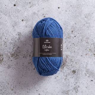 Svarta Fåret Ulrika Reflex 089 Blå måne Indhold: 88% uld, 12% polyester Vægt/længde: 50 g. = ca. 87 meter Anbefalede pinde: 4 mm Strikkefasthed: 10 x 10 cm = 20 m x 32 p Vask: Håndvask ved 30 ℃ / Tåler ikke tørretumbling / Tørres fladt.