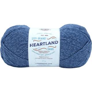 Lion Brand Heartland 136-150T Mount Rainier Indhold: Uni color: 100% akryl Tweed: 94% akryl, 6% viskose Vægt/længde: Uni color: 142 g = 230 meter Tweed: 113 g = 183 meter Anbefalede pinde:5.50 cm Strikkefasthed:10 x 10 cm = 16 m x 22 p Vask:Maskinvask / Finvask.