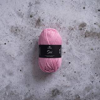 Svarta Fåret Sox 50 g 241 Lyserødt slik Indhold: 70% uld, 30% polyamid Vægt/længde: 50 g = ca. 80 meter Anbefalede pinde: 5.5 mm Strikkefasthed: 10 cm = 16 m Vask:Maskinvask 40 ºC.