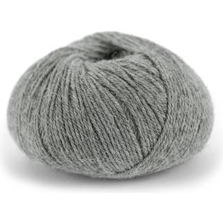 Du Store Alpakka Wool 502 Lysegrå meleret Indhold: 60% fineste alpaca, 40% uld Vægt/længde: 50 g = ca. 166 meter Anbefalede pinde: 3 mm Strikkefasthed: 10 cm = 27 m Vaskeanvisning:Håndvask ved 30grader. Vendes med vrangen udad før vask. Brug vaskepose. Brug vaskemiddel til uld/silke- gerne økologisk. Brug ikke skyldemiddel. Tørres fladt.