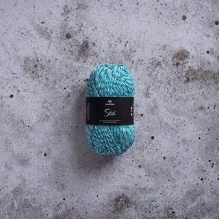 Svarta Fåret Sox 50 g 011 Naturlig livlig blå Indhold: 70% uld, 30% polyamid Vægt/længde: 50 g = ca. 80 meter Anbefalede pinde: 5.5 mm Strikkefasthed: 10 cm = 16 m Vask:Maskinvask 40 ºC.