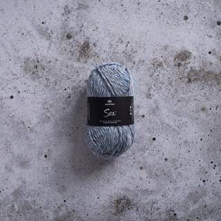 Svarta Fåret Sox 50 g 012 Naturlig luftig denim Indhold: 70% uld, 30% polyamid Vægt/længde: 50 g = ca. 80 meter Anbefalede pinde: 5.5 mm Strikkefasthed: 10 cm = 16 m Vask:Maskinvask 40 ºC.