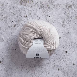 Jarbo Mio 30237 Måne Indhold: 100% Ekstra fin merinould, superwash-behandlet Vægt/løbelængde: 50 g = ca. 175 meter Anbefalede pinde: 3 mm Strikkefasthed: 10x10 cm = 27-28 m x 36-37 p Maskinvask 30°C / Tåler ikke tørretumbler / Tørres fladt..