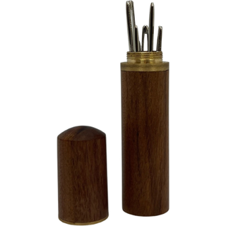 HobbyArts Nålehylster lys Nålehylster i lys træ Højde : 8 cm Diameter: 1,5 cm Bemærk, at dette nålehylster ikke indeholder nåle. Se alle vores nåle her.