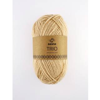 Navia Trio 372 Almond Buff Indhold: 100% Uld Vægt/Længde: 50 g = ca. 120 meter Anbefalede pinde: 4,5 mm Strikkefasthed: 10 cm = 19 masker Vaskes i hånden / Tåler ikke tørretumbling, tørres fladt..