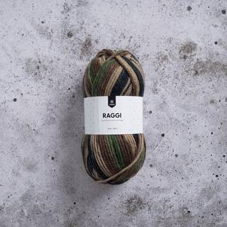 Järbo Raggi 100g 15184 Camouflage Indhold: 70% Superwash Uld / 30% Polyamid Vægt/længde: 100 gram = ca. 150 meter Anbefalede pinde: 4.50 - 5.50 mm Strikkefasthed: 10 x 10 cm = ca 18 / 16m x 24 / 21p Anbefalet hæklenål: 4.50 mm Hæklefasthed: 10 x 10 cm = ca 14 fm x 17 p Maskinvask 40°C / Tørres fladt / Brug ikke skyllemiddel.