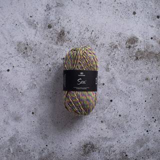 Svarta Fåret Sox 50 g 014 Paradisgrøn rose Indhold: 70% uld, 30% polyamid Vægt/længde: 50 g = ca. 80 meter Anbefalede pinde: 5.5 mm Strikkefasthed: 10 cm = 16 m Vask:Maskinvask 40 ºC.