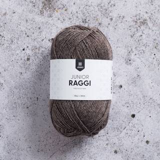 Järbo Junior Raggi 50g 68426 Oatmeal Indhold: 75% Superwash uld, 25% polyamid Vægt/længde: 50 g = ca. 200 meter Anbefalede pinde: 3 mm Strikkefasthed: 10 x 10 cm = 27-28 m x 40 p Maskinvask, max 40°C / Tørres fladt.