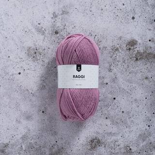 Järbo Raggi 100g 15177 Dusty mauve Indhold: 70% Superwash Uld / 30% Polyamid Vægt/længde: 100 gram = ca. 150 meter Anbefalede pinde: 4.50 - 5.50 mm Strikkefasthed: 10 x 10 cm = ca 18 / 16m x 24 / 21p Anbefalet hæklenål: 4.50 mm Hæklefasthed: 10 x 10 cm = ca 14 fm x 17 p Maskinvask 40°C / Tørres fladt / Brug ikke skyllemiddel.