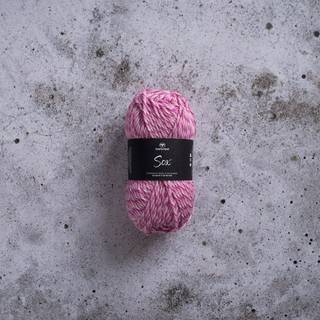 Svarta Fåret Sox 50 g 010 Naturlig fuchsiaslik Indhold: 70% uld, 30% polyamid Vægt/længde: 50 g = ca. 80 meter Anbefalede pinde: 5.5 mm Strikkefasthed: 10 cm = 16 m Vask:Maskinvask 40 ºC.