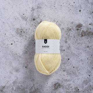 Järbo Raggi 100g 15175 Cloud yellow lounge Indhold: 70% Superwash Uld / 30% Polyamid Vægt/længde: 100 gram = ca. 150 meter Anbefalede pinde: 4.50 - 5.50 mm Strikkefasthed: 10 x 10 cm = ca 18 / 16m x 24 / 21p Anbefalet hæklenål: 4.50 mm Hæklefasthed: 10 x 10 cm = ca 14 fm x 17 p Maskinvask 40°C / Tørres fladt / Brug ikke skyllemiddel.