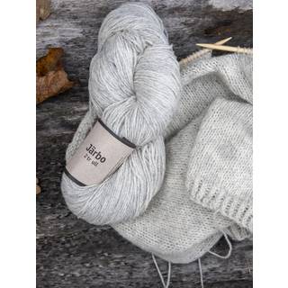 Järbo 2 tr Ull 100g 74104 Silver stream Indhold: 100% Uld Vægt/længde: 100 g = ca. 300 meter Anbefalede pinde: 3.50 mm Strikkefasthed: 10 x 10 cm = 21 m x 30 p Håndvask / Tørres fladt.