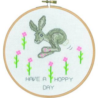 Broderikit Have a happy day 5810/18 18 Ø Broderet med kors- og stikkesting Aida stof i hvid med 7 DMC farver Diameter: 18 cm Indrammet for nem ophængning Farverig og glad blomstermotivation.