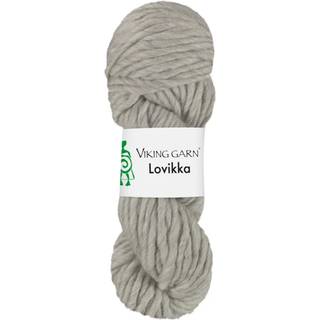 Viking Lovikka 213 Lys grå Indhold: 100% Highland Merino Uld Vægt/længde: 100 g = ca. 60 meter Anbefalede pinde: 10.00 mm Strikkefasthed: 10 cm = 10 m Vask: Skånevask 30°C uden skyllemiddel / Tåler ikke tørretumbling / Tørres fladt.