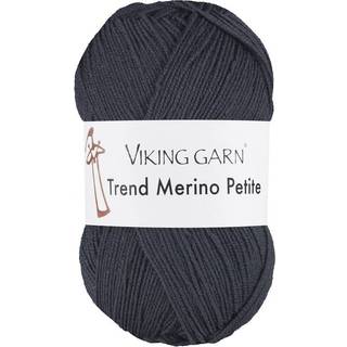 Viking Trend Merino Petite 323 Gråblå Indhold: 100% Ekstra fin merinould Vægt/længde: 50 gram = ca. 235 meter Anbefalede pinde:3 mm Strikkefasthed:10 cm = 28 m Vask: 30°C ekstra skånsom vask / Brug ikke skyllemiddel/ Tørres fladt.