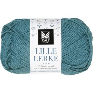 Dale LILLE Lerke 8169 Brun Indhold: 53% merinould, 47% bomuld Vægt/længde: 50 gram = ca. 142 meter Anbefalede pinde: 2.50 - 3.00 mm Strikkefasthed: 10 cm = 26-28 m Uldvask 30 °C, Brug vaskemiddel til uld/silke, Brug ikke skyllemiddel, Tørres fladt.