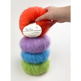 Permin Bella 27 Mørk petrol Indhold: 75% kid mohair, 20% uld, 5% polyamid Vægt/længde: 50 g = ca. 145 meter Anbefalede pinde: 6.00 mm Strikkefasthed: 10 x 10 cm = 14 m x 22 p Vask: Håndvask, max 30ºC.