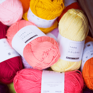 Yarn and Colors Must-have 8/4 132 Bordeaux Indhold: 100% merceriseret bomuld Vægt/Længde: 50 g = ca. 125 m. Anbefalede pinde: 2.00 - 3.50 mm Strikkefasthed: 10 cm = 26 m Vaskeanvisning: Maskinvask 40°C. Må stryges, men ikke bleges eller tørretumbles.
