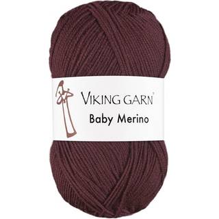 Viking Trend Baby Merino 272 Cerise Indhold: 100% Merinould "superwash" Vægt/længde: 50 gram = ca. 175 meter Anbefalede pinde: 3 mm Strikkefasthed: 10 cm = 28 m Tåler maskinvask, uldvask max 40°C. Tørres fladt.